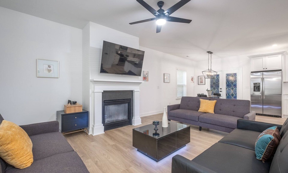 Sugar Creek House | ★ NEW HOME w/KING BED ♥ HOT TUB in UPTOWN, SYLISH & FUN ★
