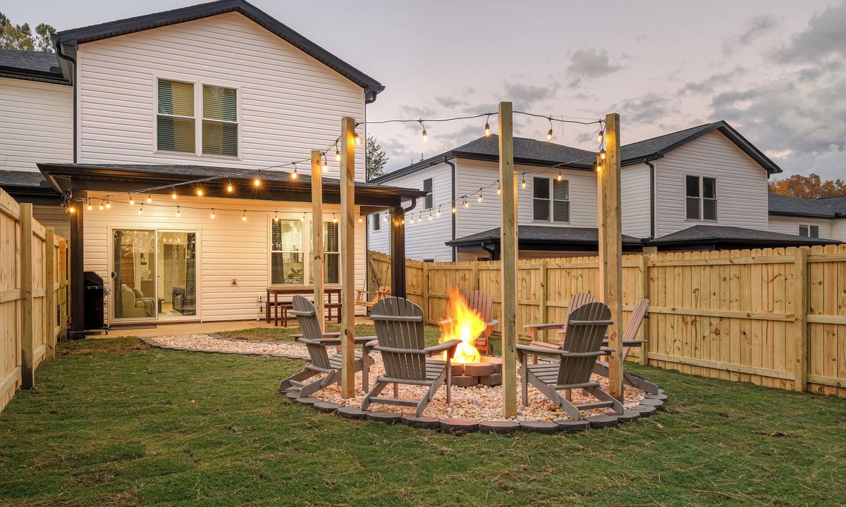 Boiling Springs House | NEW MODERN 1500 SQ FT RETREAT, 65” TV, Fire Pit, Family & Pet Friendly, Sleeps 6