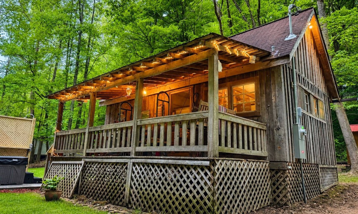 Ansted House | New! Rustic Creekside Cabin-Hot Tub, Cozy, Private