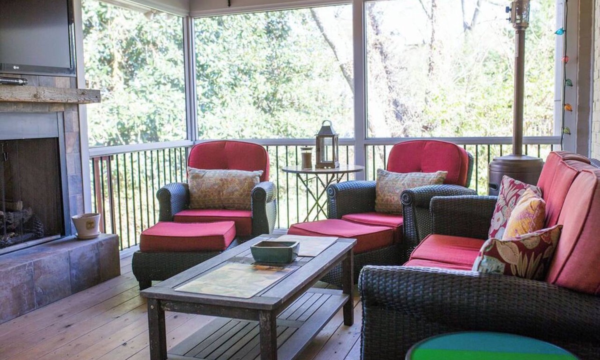 Gainesville House | New! Walk to Square ~ Hideaway in the Middle of Town ~ Summer Savings ~ Sleeps 4