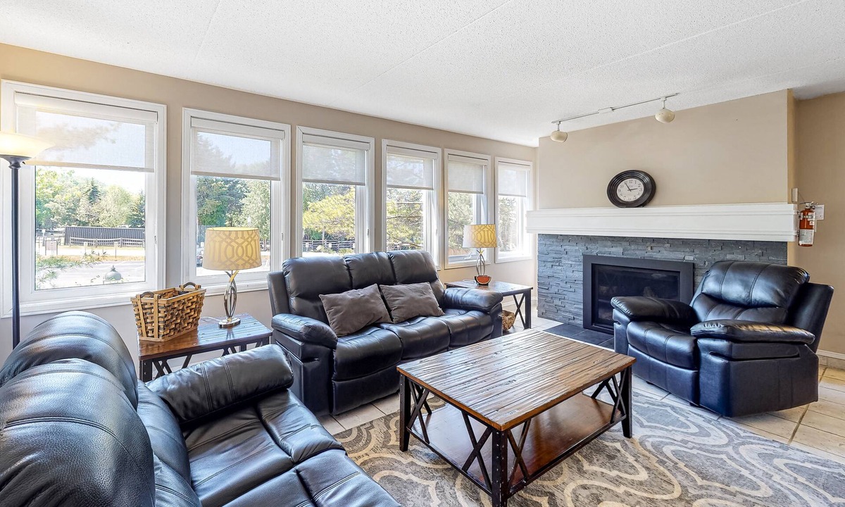 The Blue Mountains Condo | Next to slopes Beautifully-decorated four-season family getaway in Blue Mountain