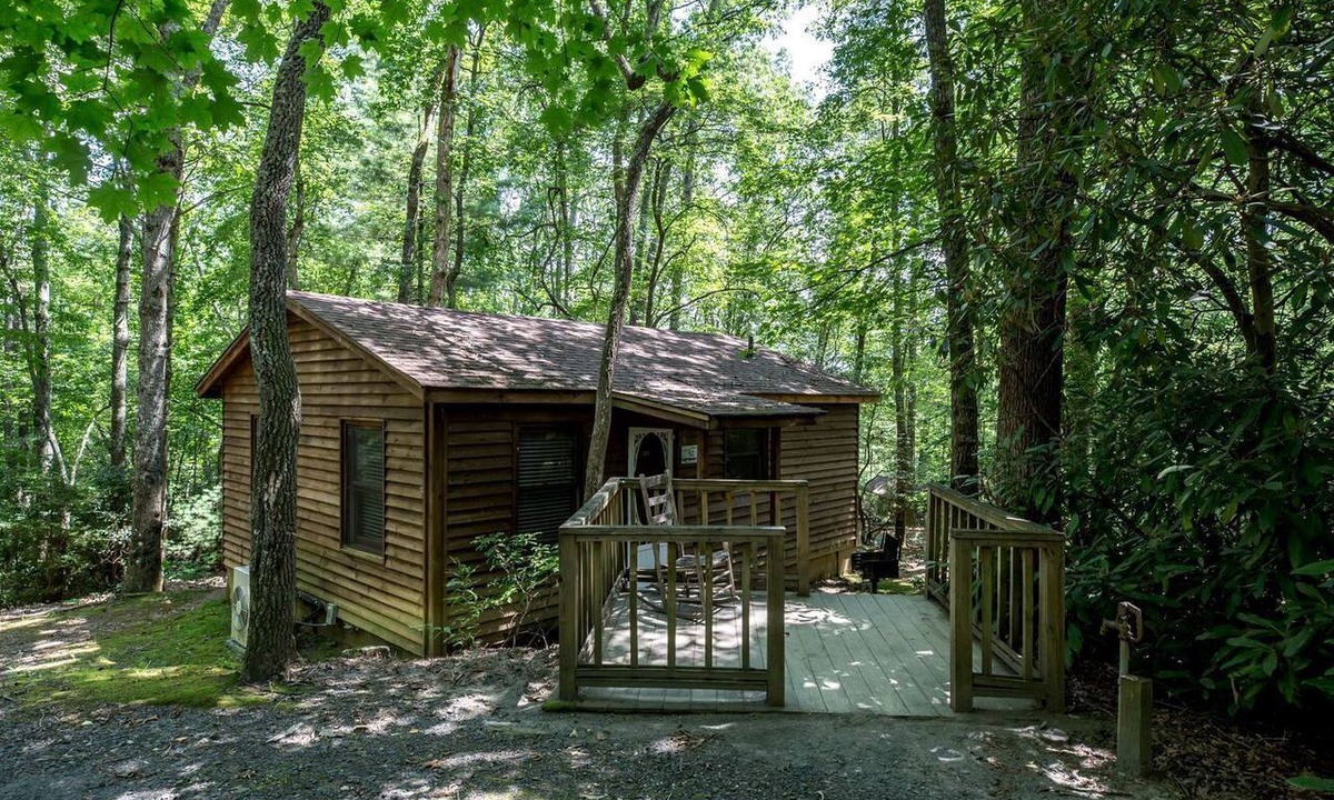 Springmaid Mountain Cabin | North Carolina Pet-Friendly Cabin Rental for Romantic Getaways to the Mountains
