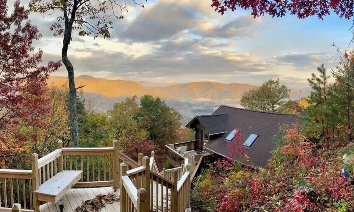 Canton House | Nugget's Lodge - Ultimate Dog-Centric WNC Mtn Escape, Hot Tub & Panoramic Views