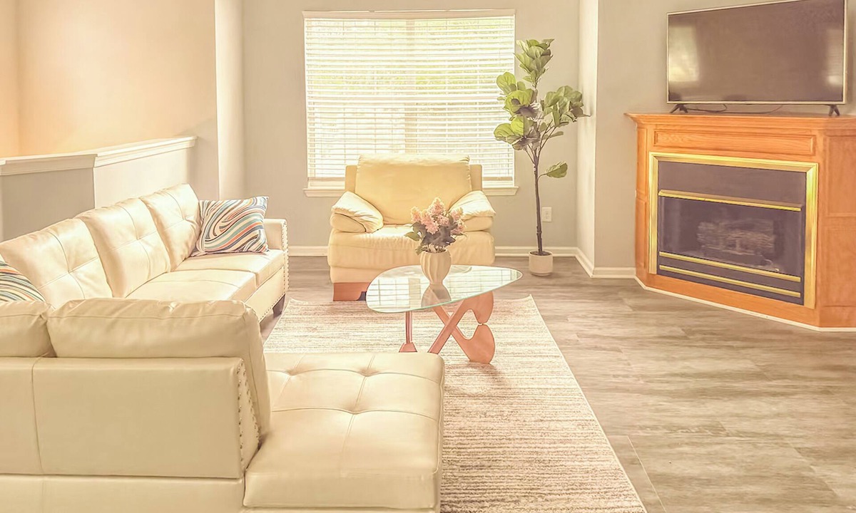 Greenbrier West Apartment | Nyakio Suite