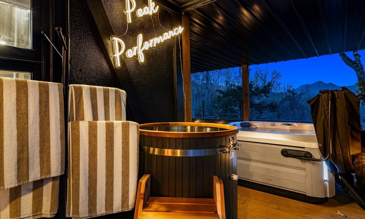Newland House | Obsidian Hollow House. LUX. Wellness Retreat. Sauna. Hot tub. EV. Views