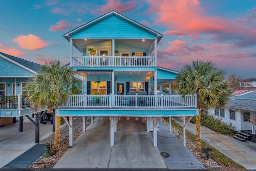 Myrtle Beach House | Ocean Lakes Walk to Beach! Waterpark! Arcade! Dogs Welcome!