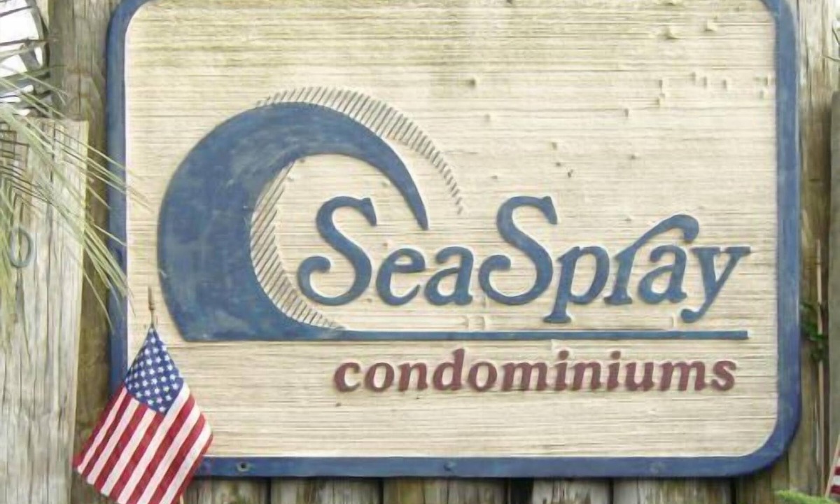 Morehead City Condo | Ocean-side condominium with pool. Fully-equipped for relaxed vacationing.