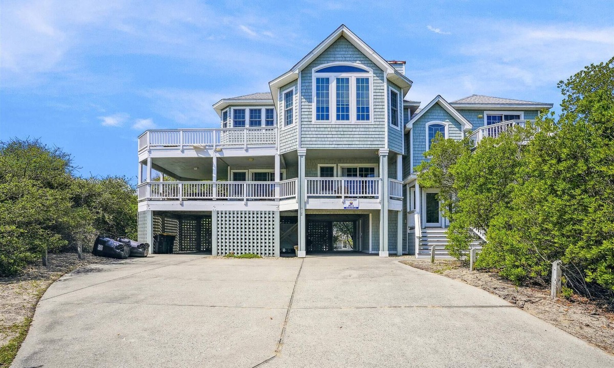 Pine Island House | OCEANSIDE: 600 feet from beach! Pet Friendly! Hot Tub! 400 ft to community pool!