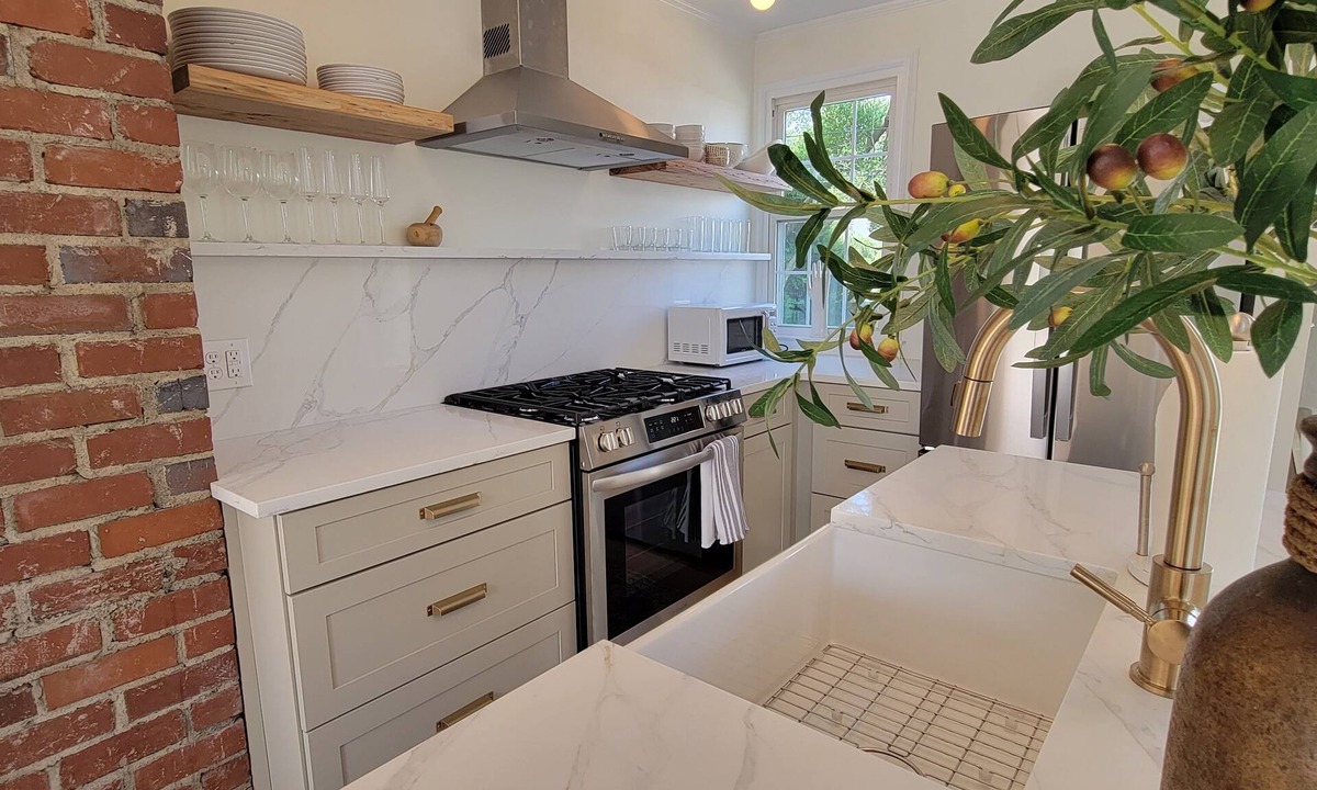 North Charleston House | Olive Branch Cottage, 30+ Nights in Park Circle, Restaurants, Breweries & Bars