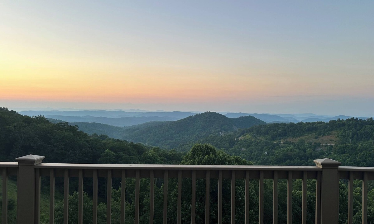 Apple Ridge Condo | On the Rocks - Cozy 1-br condo w/stunning views 5 mins to downtown Blowing Rock