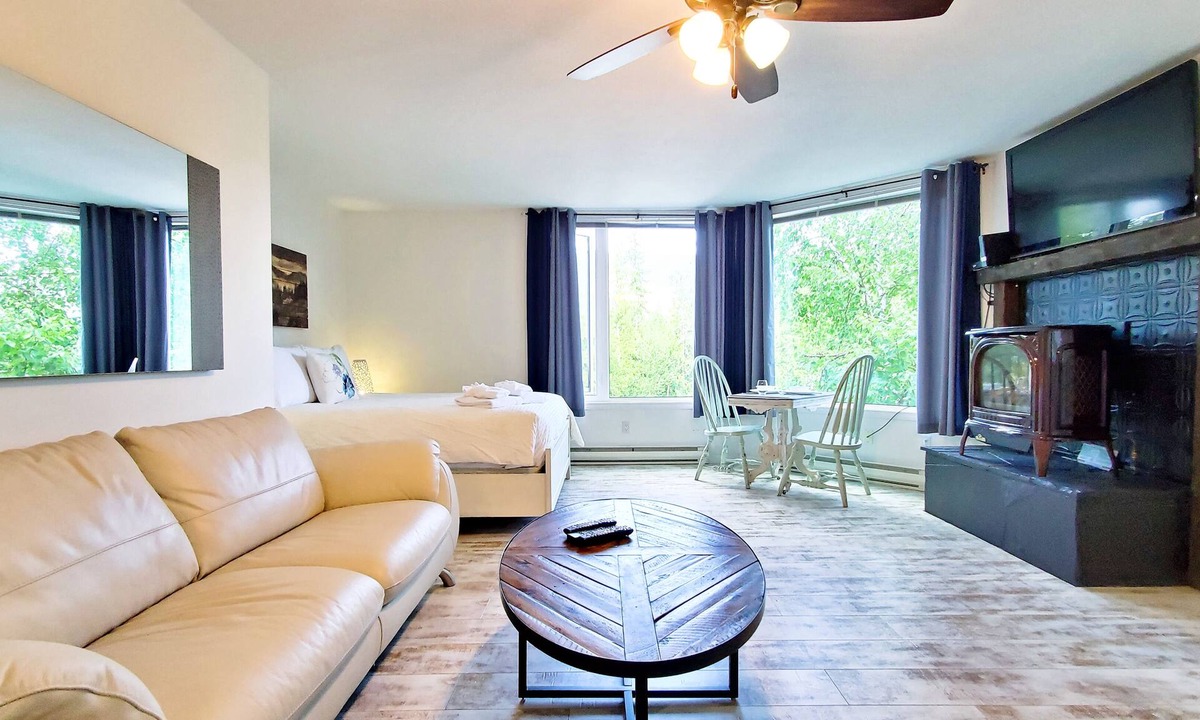 East Kootenay Condo | Open Plan Living Area, 2 Q Beds, Full Kitchen, Walk to Trails, Portable AC