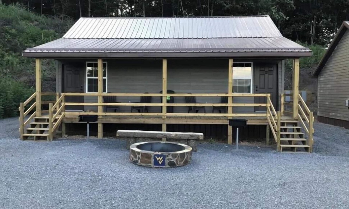 Bluewell Cabin | Peaceful 1-bedroom cabin located at Gold & Blue Cabins in Bluewell