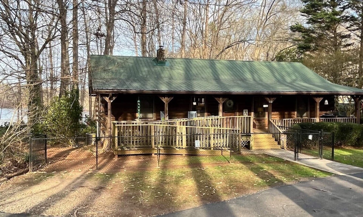 Gumlog Cabin | Peaceful 5-bedroom, 3-bathroom lake front cabin with 2 porches for relaxing.