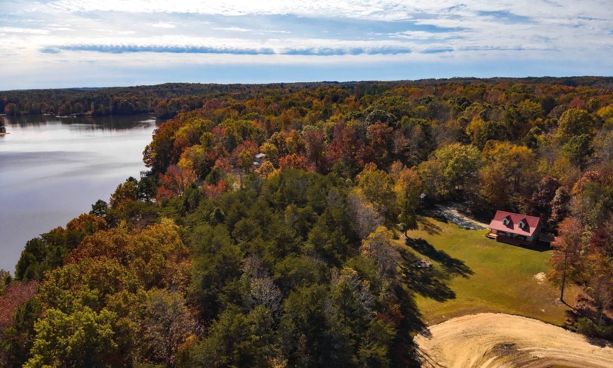 Hurdle Mills House | Peaceful Lakefront Retreat