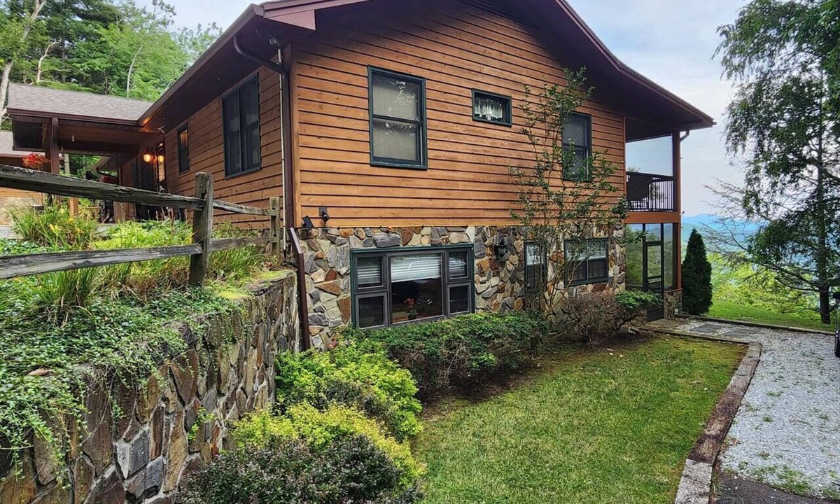 Franklin Cabin | Peaceful, Spectacular Views, Screened Porch