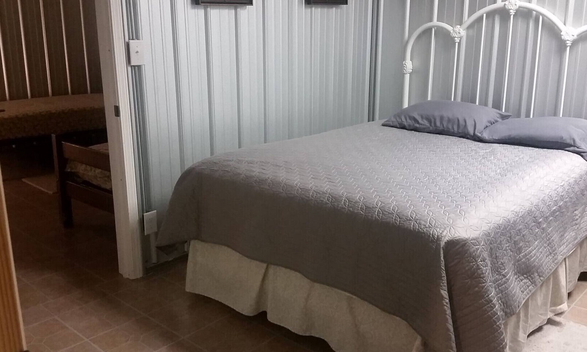 Paris Cabin | Perfect for large groups and family event's!Hunters and fishermans paradise.