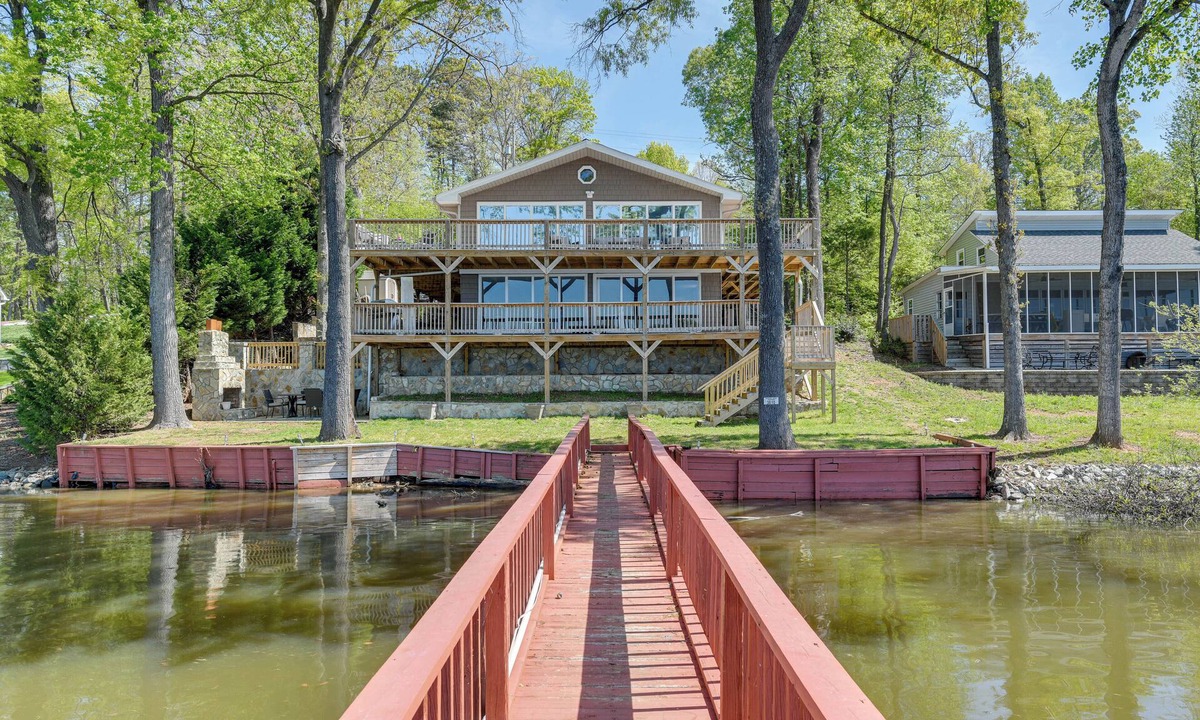 Southmont Cottage | Pet-friendly Lexington Vacation Rental on Lake!