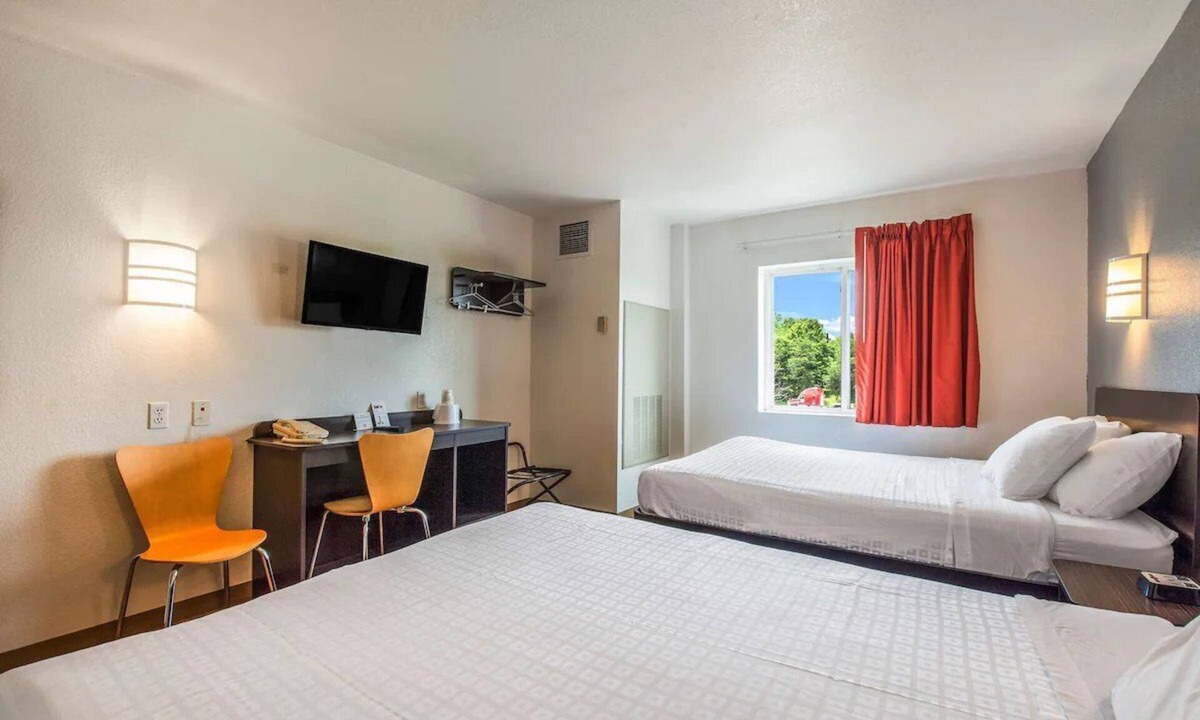 Knoxville Hotel | Pet-Friendly Room Ideal for Travel w/Furry Companions – Great Value