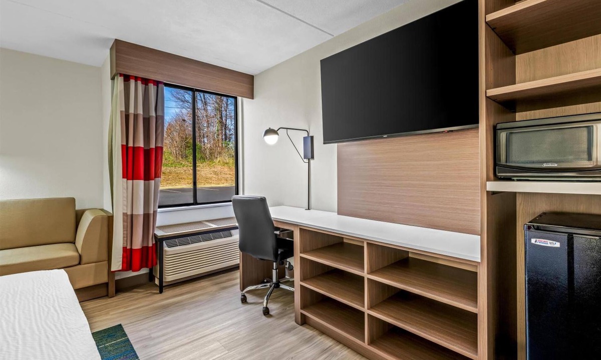 Statesville Hotel | Pet-Friendly Unit w/Breakfast | Near Statesville Historic District - 2 miles