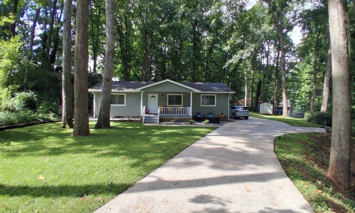 Statesville House | Pet-Friendly Wooded Retreat t3BR tMins to Downtown Statesville