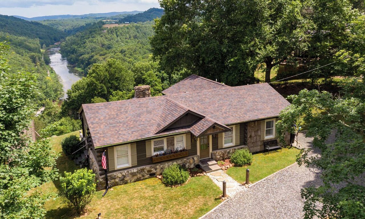 West Jefferson House | Pisgah Heights - Stunning high elevation views of the New River!