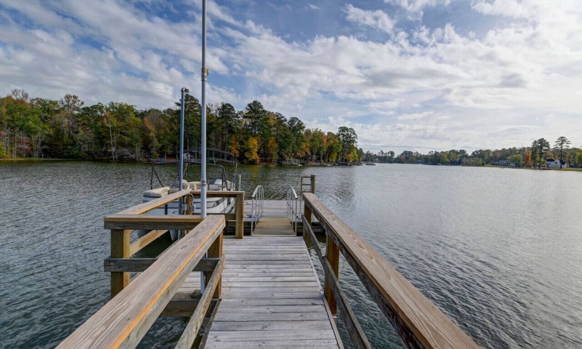 Chapin Apartment | Plum Beautiful | 3 Kings & Hot Tub on Lake Murray