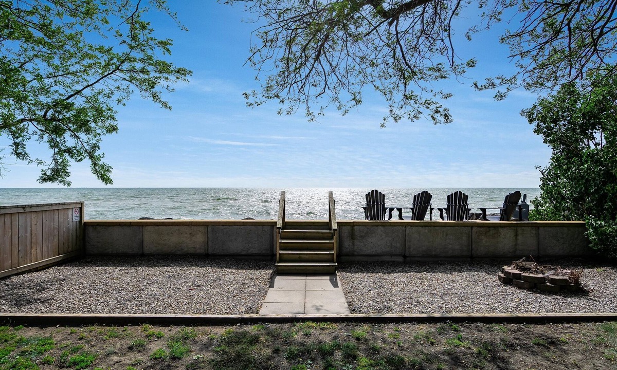 Leamington House | Point Pelee Waterfront | Firepit & Lake Views