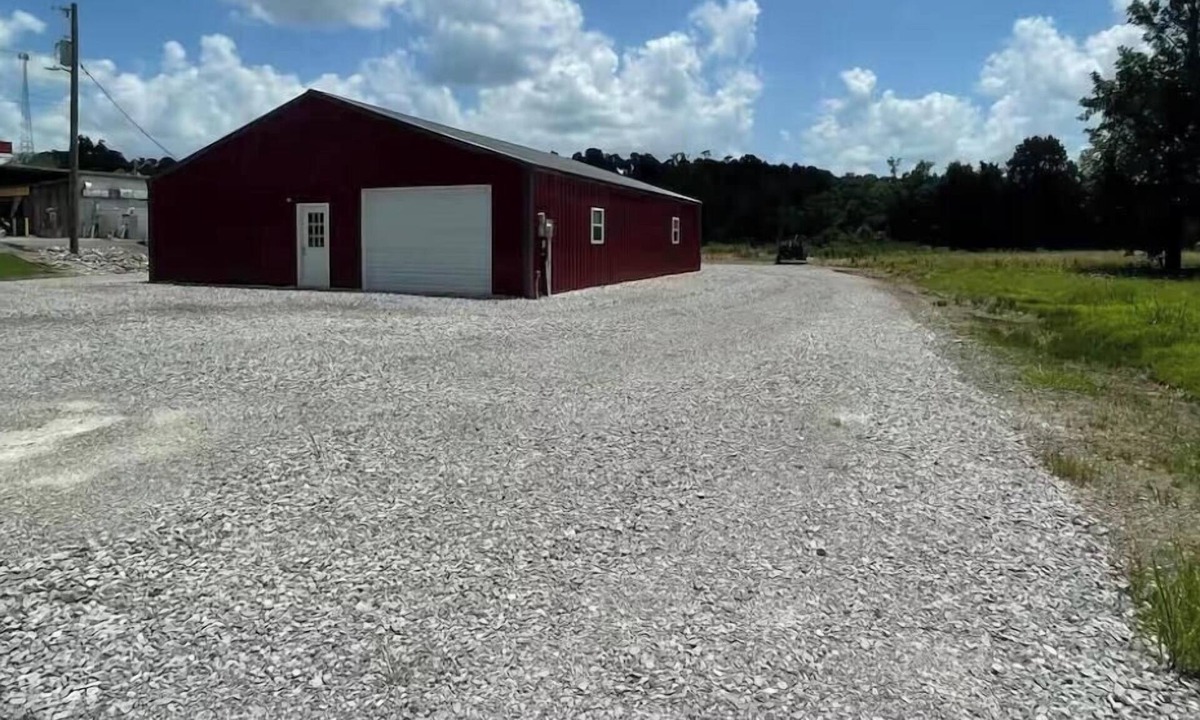 Samburg Cabin | Pole Barn Style Lodge located at Reelfoot Lake accommodating to large groups!