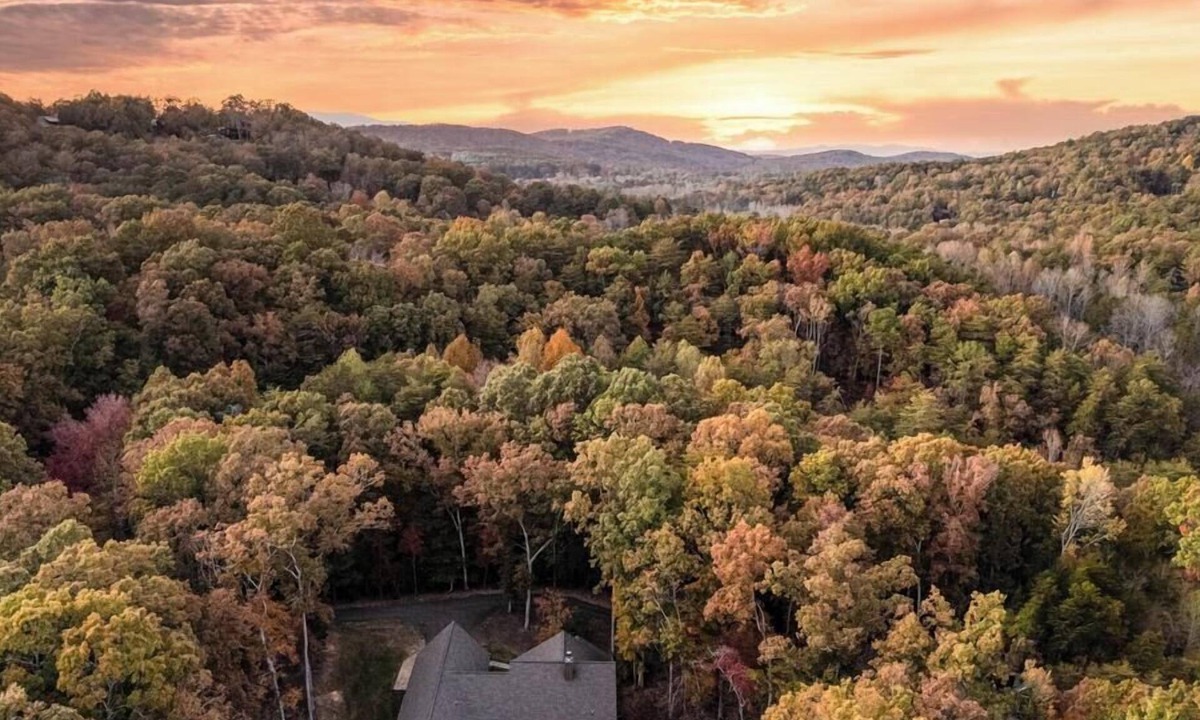 Foxfire Estates Cabin | POOL, sleeps 18, theater, hot tub, gameroom, & 5 min to downtown