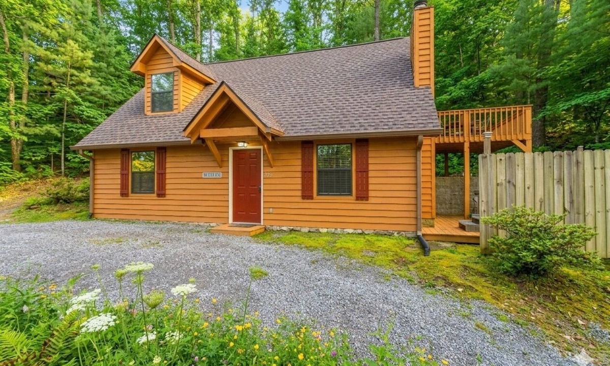 Townsend Cabin | Pool Table♥Hot Tub♥Wood Fireplace♥Sleeps 4