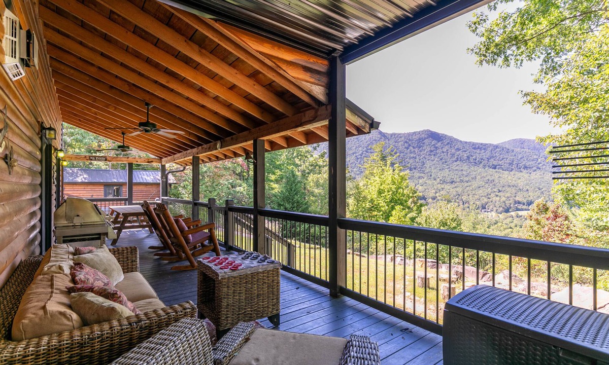 Frank Cabin | Porridge Pot - Pet friendly log cabin with arcade game near Marion and Banner Elk