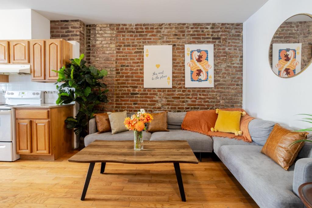 Shaughnessy Village Apartment | Prime Location Charming 4BR in Downtown MTL