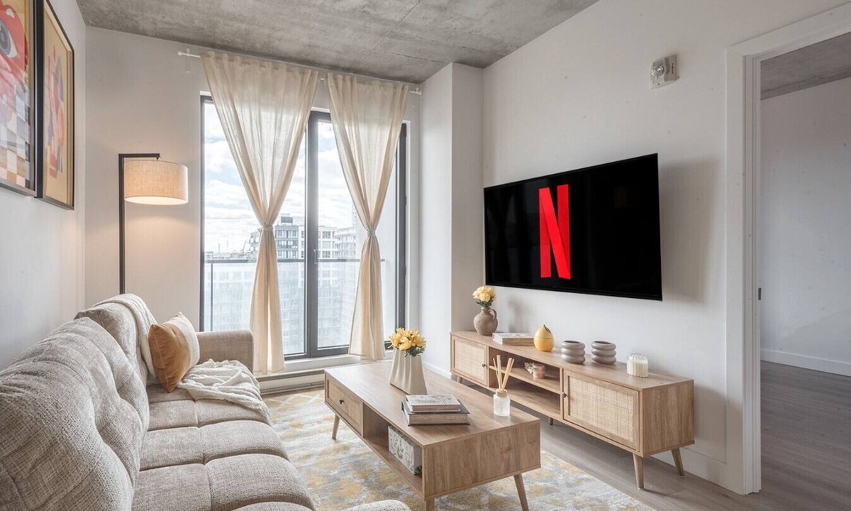 Cite Multimedia Apartment | Prime Old Port Stay | Gym and Parking