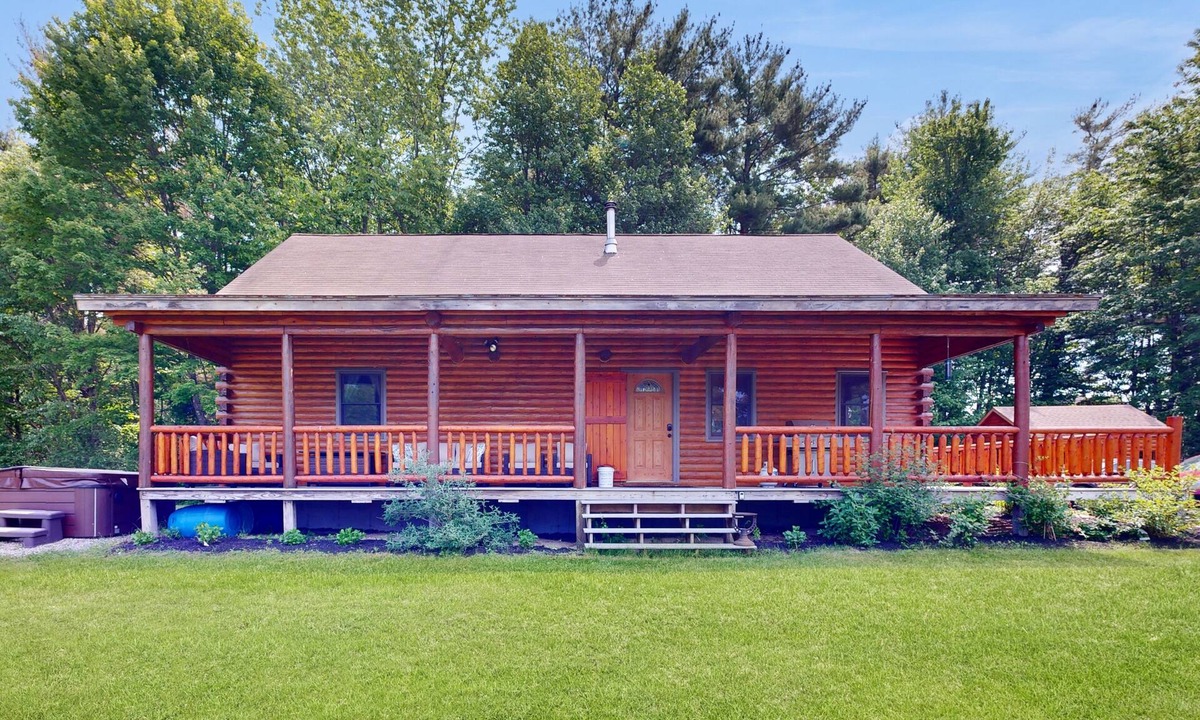 Scarborough House | Private 2BR waterfront home, hot tub, pool table, sandy beach, BBQ, w/d, wifi