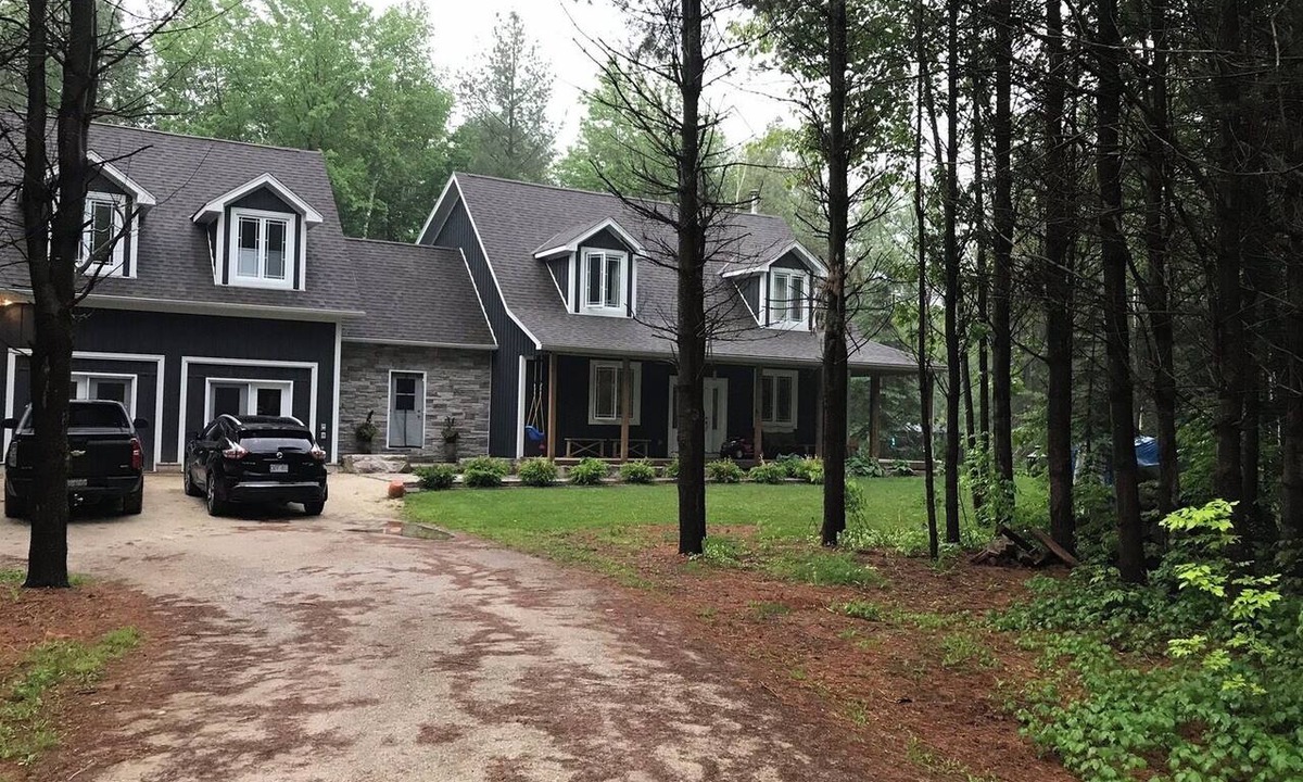 Glencairn Apartment | Private Bachelor Style Apartment with Hot Tub