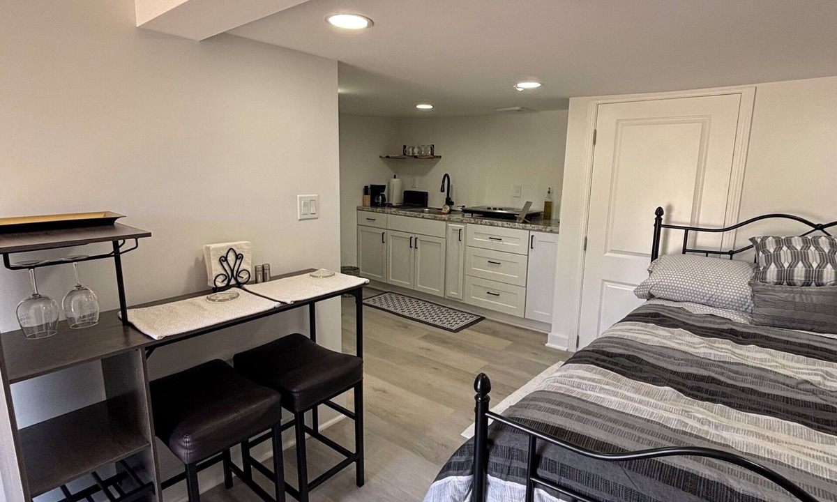 Taylors Apartment | Private/Modern Cozy studio near GSP airport &BMW
