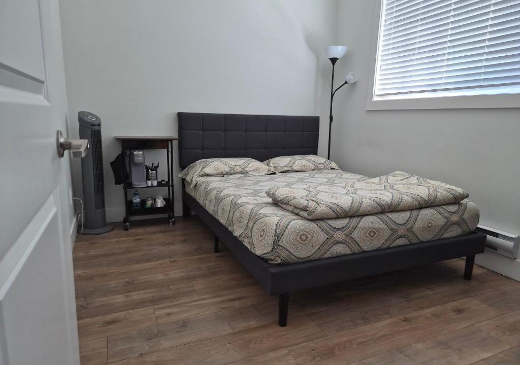 South Newton House | Private modern room with separate entrance