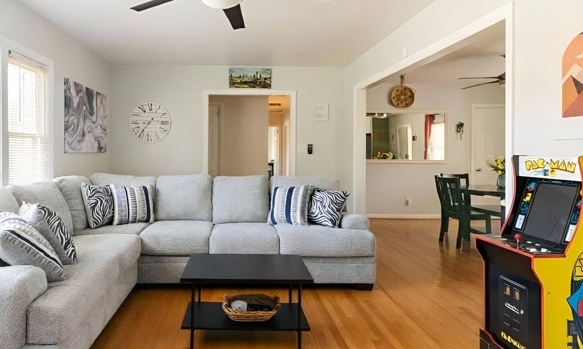 Oakdale House | Private Oasis w Big Yard, Garden, & Firepit! 10 min to Uptown, Golf & Airport! Pets OK +15% Off!