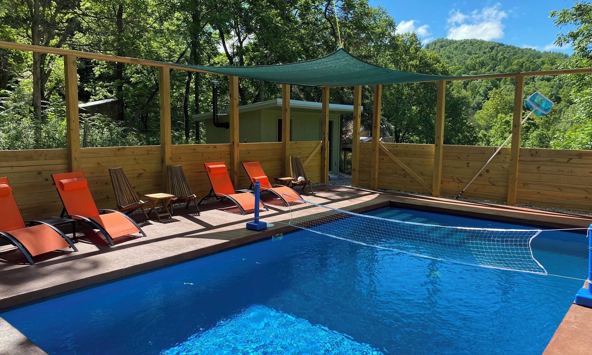 Lovingston House | Private Pool Opens April 1 - All Year Hot Tub