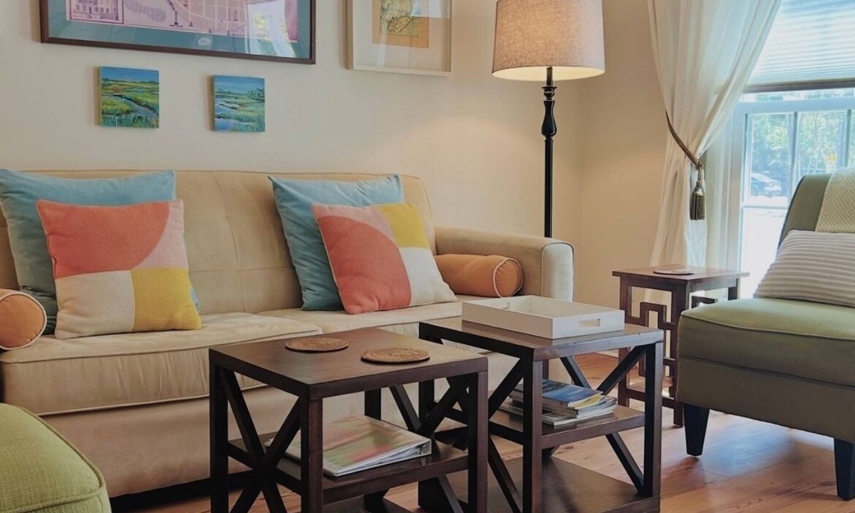 The Old Commons House | Promotions! Stylish Historic District Retreat Courtyard Bikes Walk