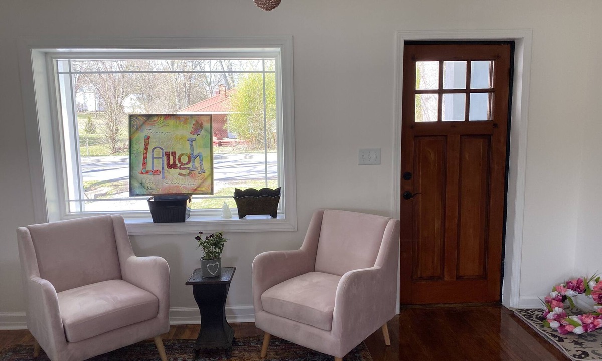 Abingdon Cottage | Quaint Abingdon Cottage Downtown 420 East Valley Street