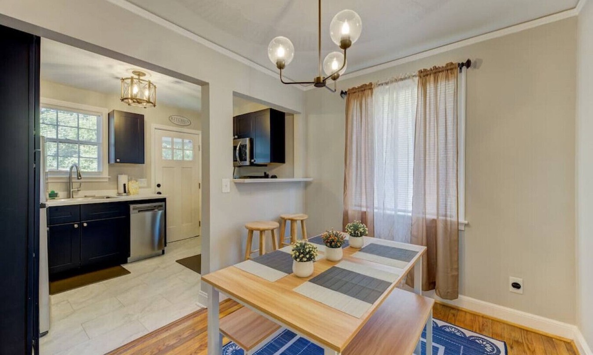 Rosewood House | Quaint and Updated Columbian Cottage: Sleeps four!