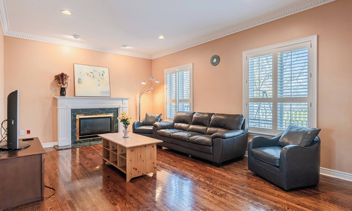 Richmond Hill House | Rare Find! Spacious & Bright 3BR/3.5BA Home | Parking 4+ Cars | Near Hwy & GO