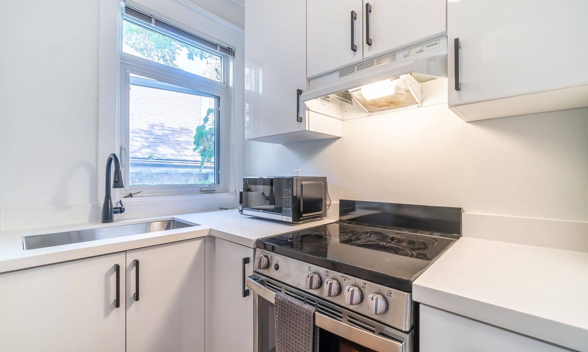 High Park-Swansea House | Rare High Park Bright Large 1+Den