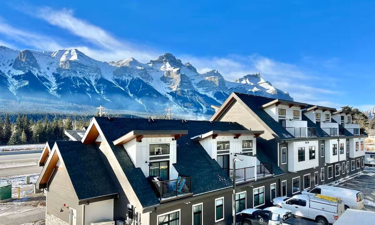Harvie Heights House | RARE! New 4 Bedroom/4 Bathroom Townhouse with Stunning Mountain Views-SLEEPS 12!