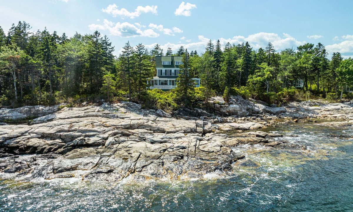 Southport House | Raven Haven: A luxurious 6-bedroom waterfront retreat in stunning Southport, ME.