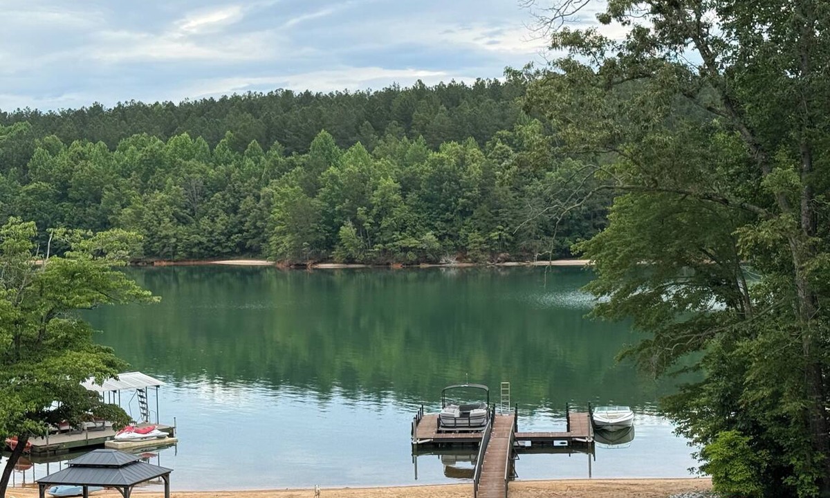Seneca House | Relax and get Cozy on Keowee with a sandy beach & lake access in 2 bd townhome.