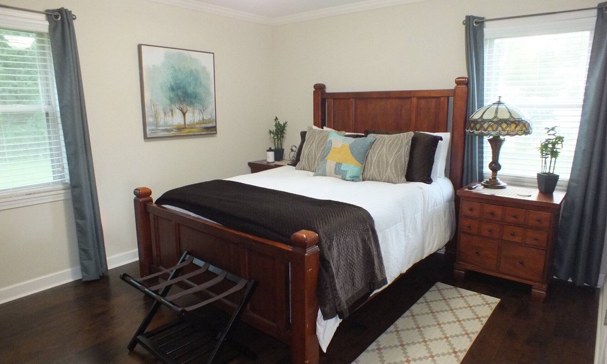 Springfield Cottage | Relax here. Small town charm a short drive to Savannah, Hilton Head, and Pooler.