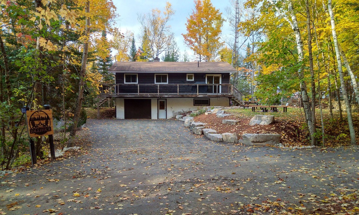 Lake of Bays Cottage | Relax, you've discovered your own secluded waterfront haven here at Idlehour.