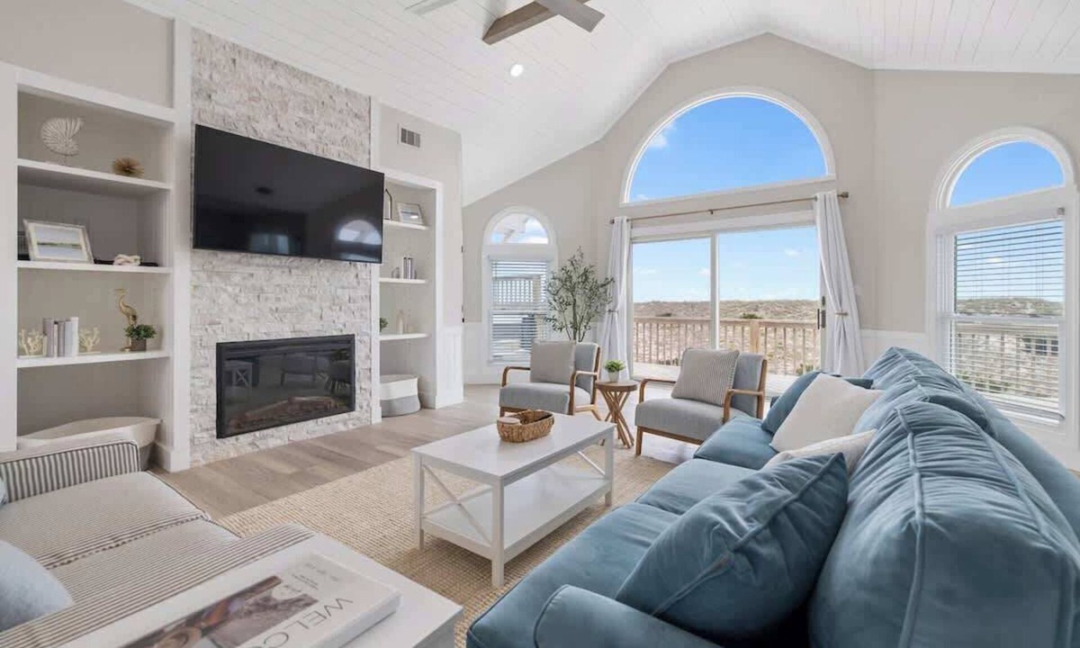 Waves House | Relaxing Oceanfront Retreat | Pool with Optional Heater, Hot Tub + Sleeps 14